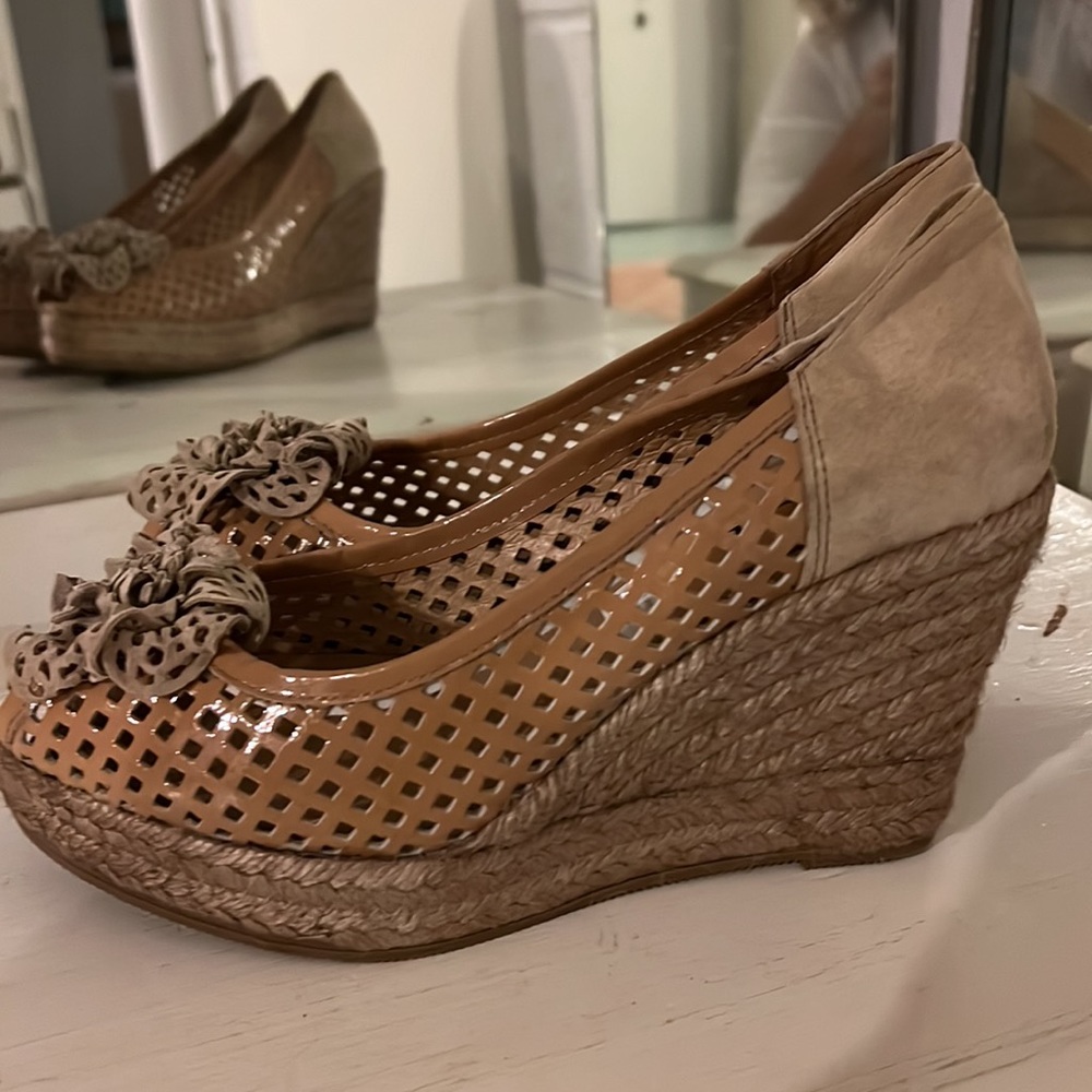 Pretty espadrilles. - Picture 2 of 6
